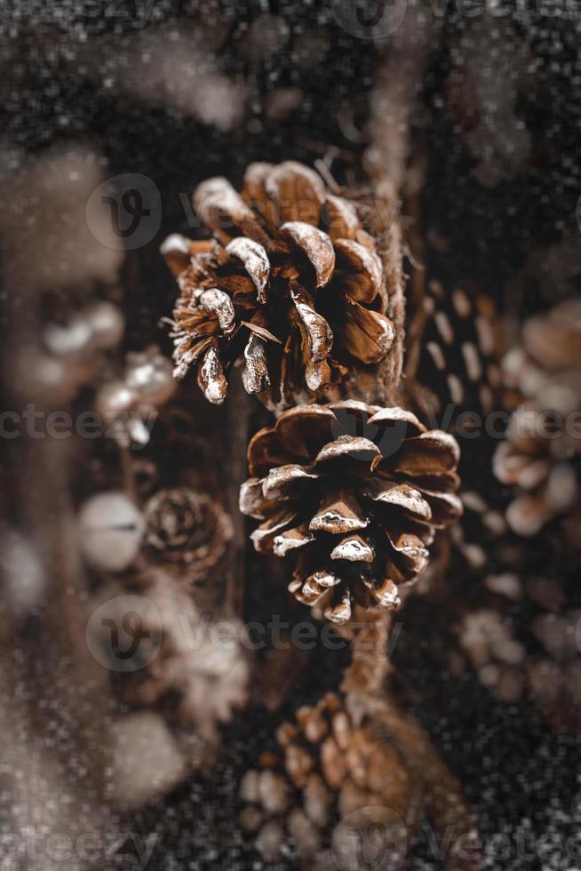 Kerstmis decoraties bruin kegels in een beige achtergrond in detailopname foto