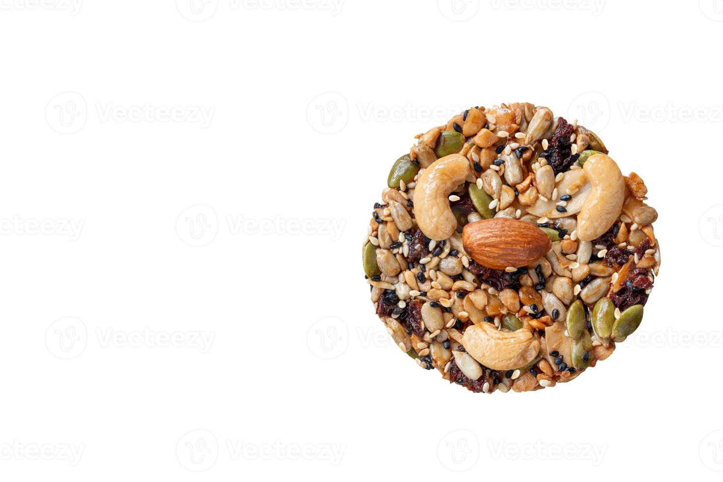 gemengd noten en droog fruit koekjes Aan wit achtergrond met knipsel pad foto