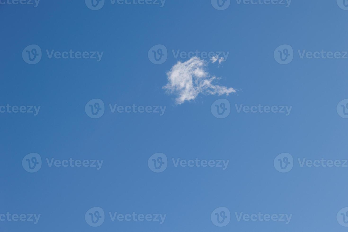 achtergrond klein wit zomer wolk tegen de blauw lucht minimalistisch landschap foto