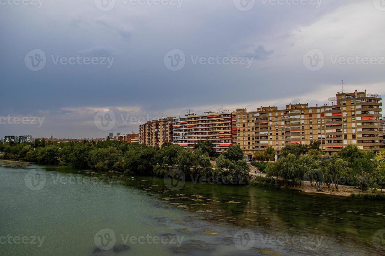 lof de ebro rivier- en appartement blokken in Zaragoza, Spanje Aan een bewolkt zomer dag foto