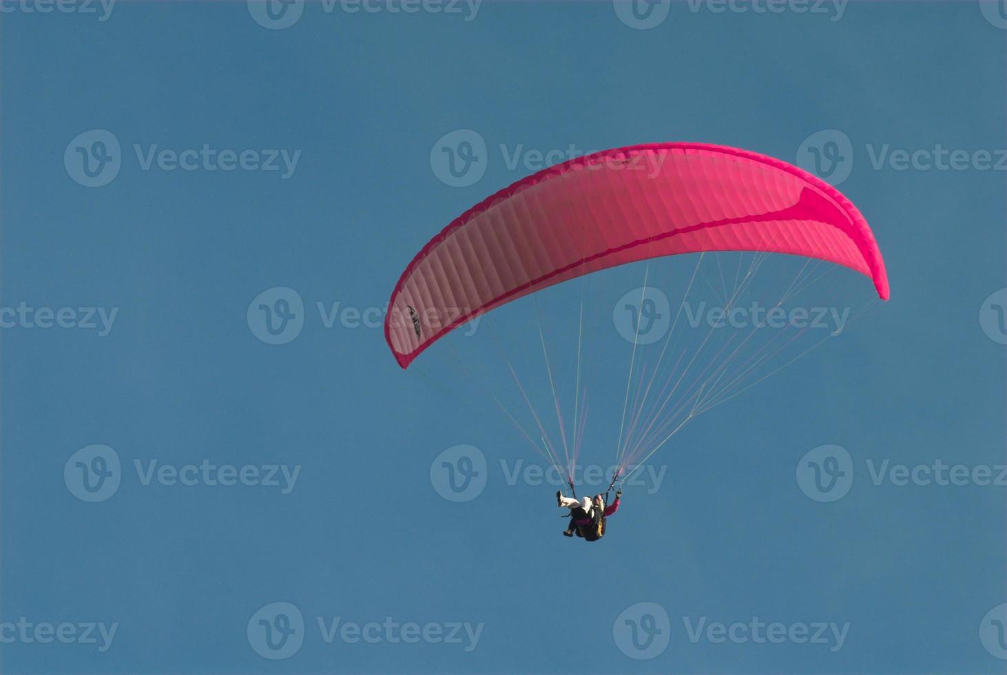 paragliders in de blauw wolkenloos lucht foto