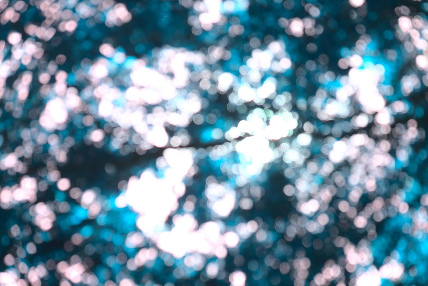 bokeh van turkooise kleur van verse groene bomen, bladeren in park met zonlicht foto