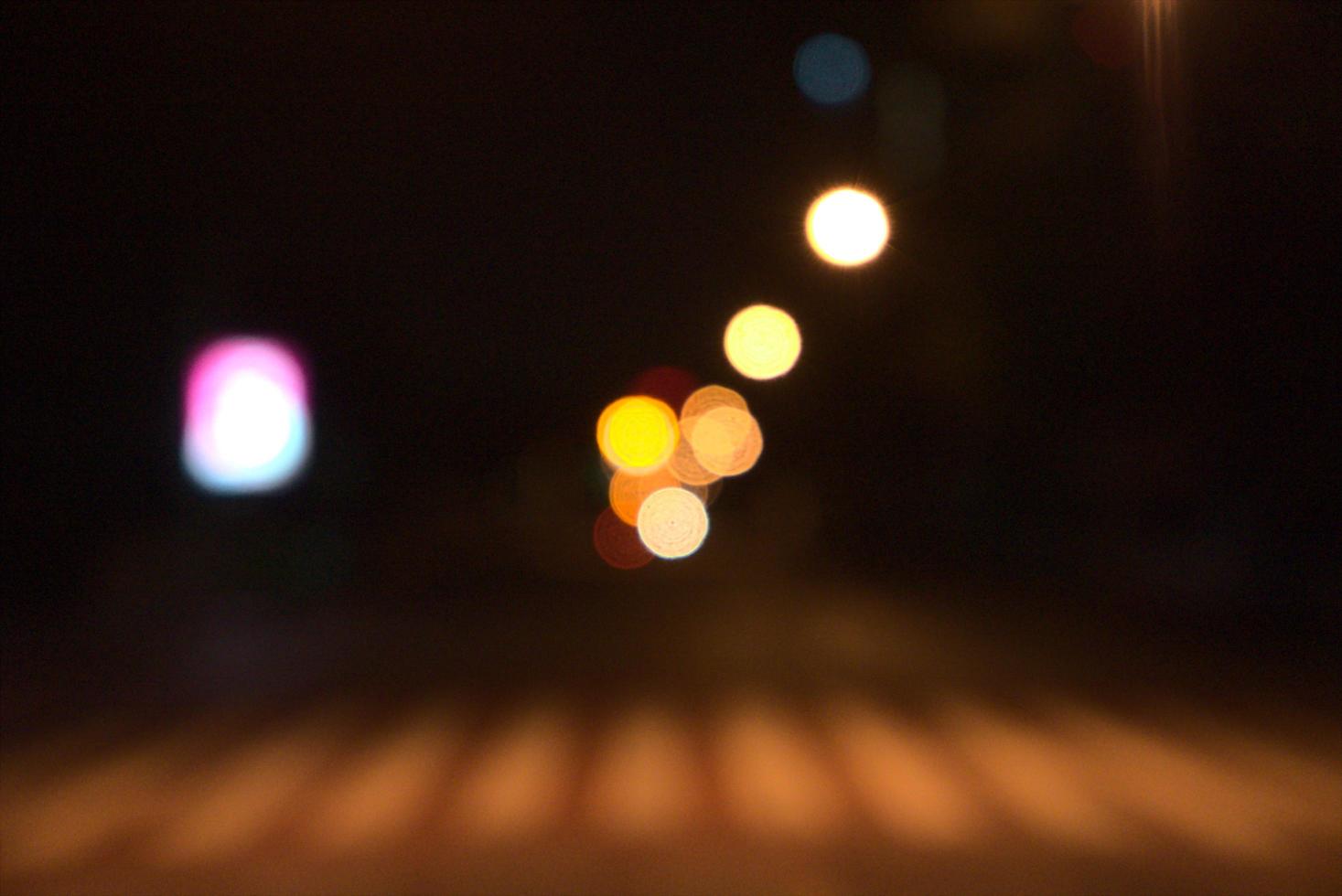 licht nacht, signalen controle bokeh abstract bij de oversteekplaats voor voetgangers foto