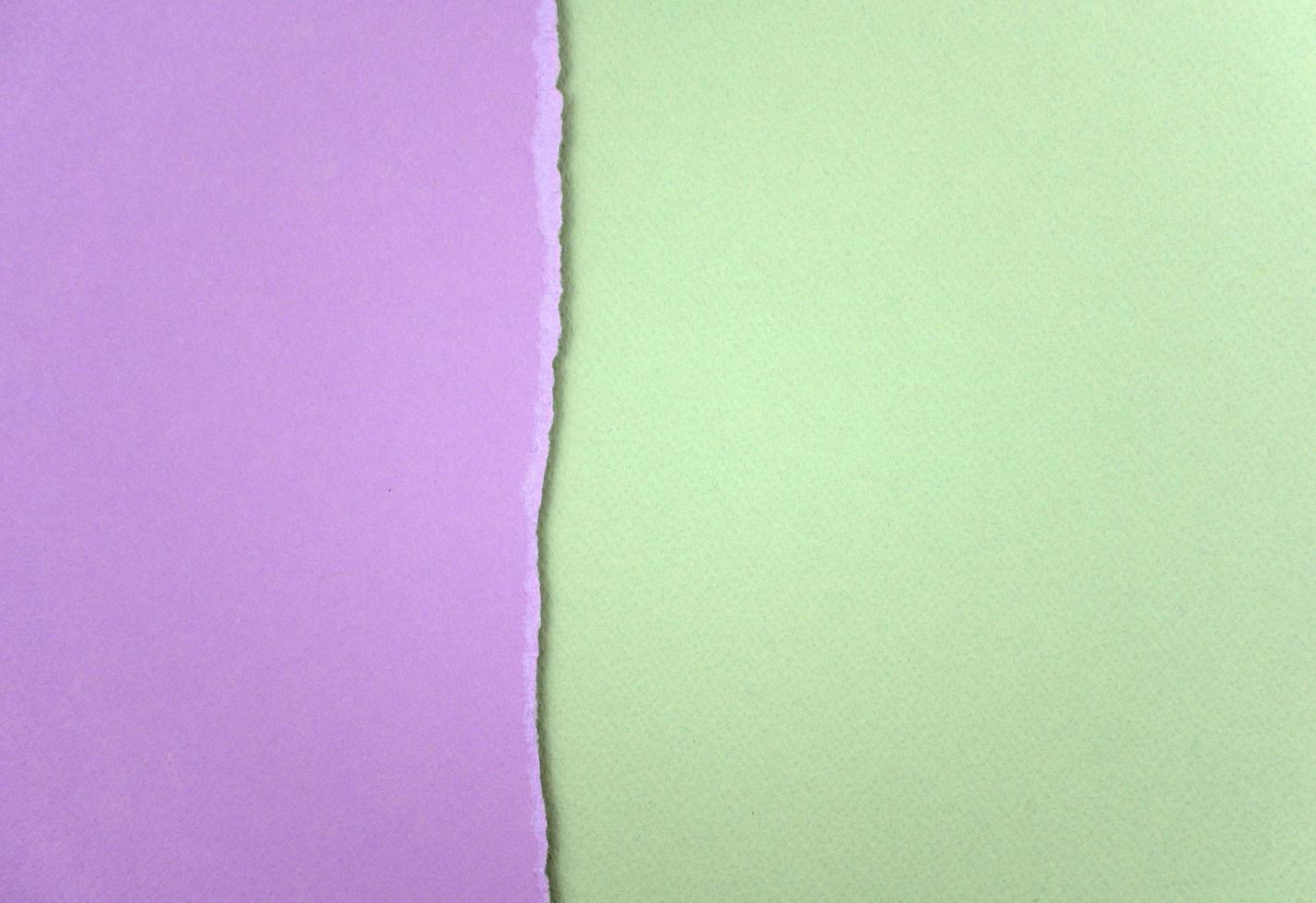 lichtpaarse en groene kleur gescheurde papieren abstracte textuur achtergrond foto
