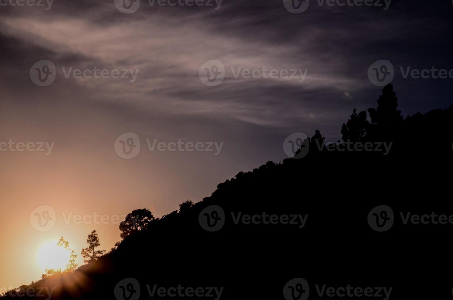 kleurrijk lucht Bij zonsondergang foto