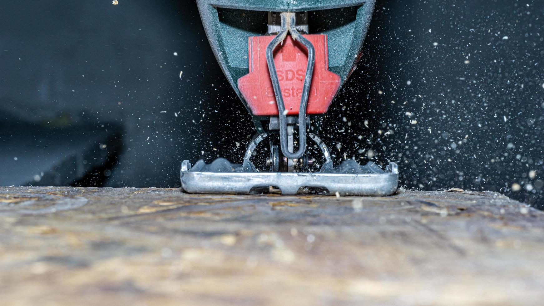 close-up van elektrische puzzel een stuk hout snijden foto