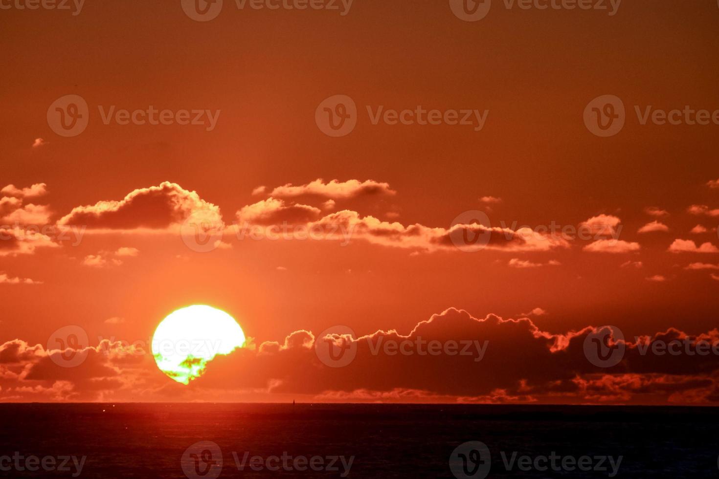 kleurrijk lucht Bij zonsondergang foto