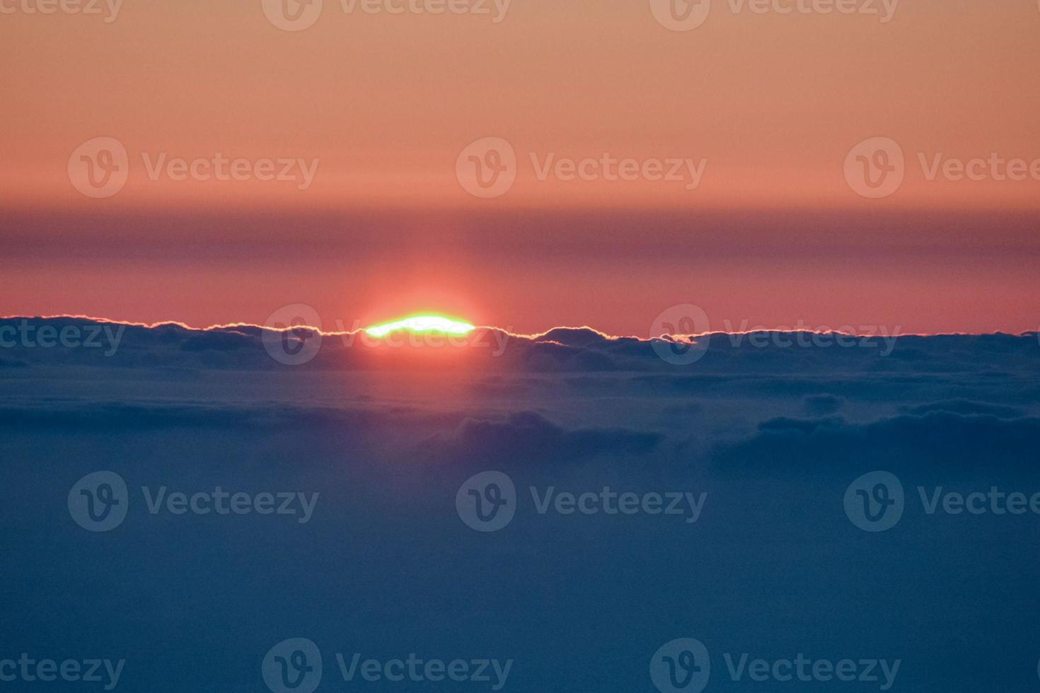 kleurrijk lucht Bij zonsondergang foto