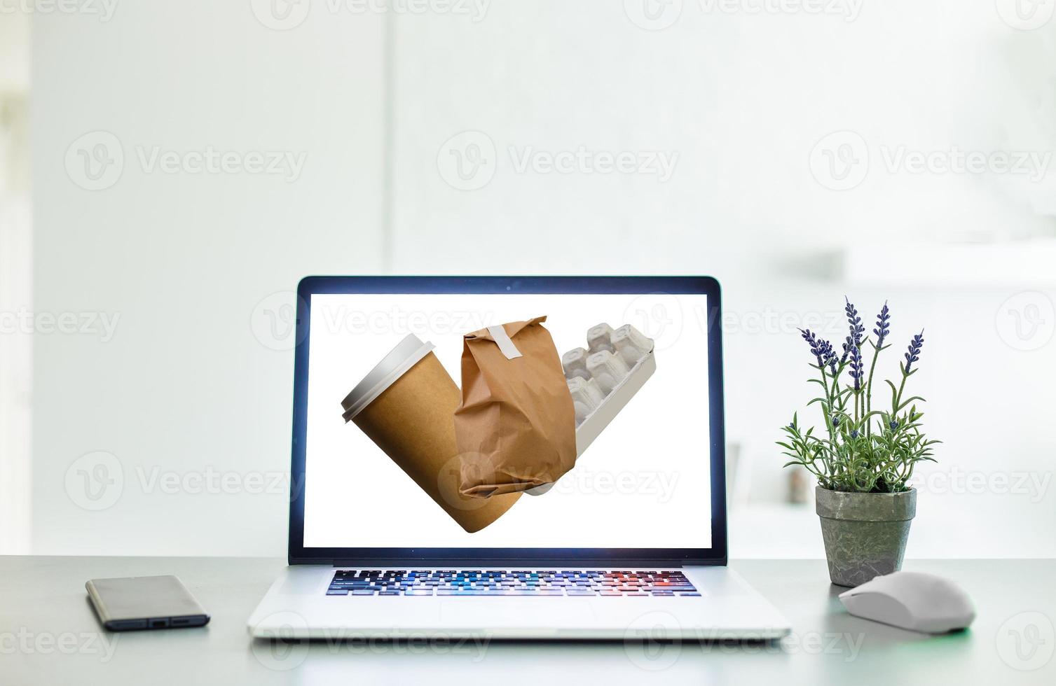 bestellen nemen weg voedsel door internet met een laptop, voedsel levering foto