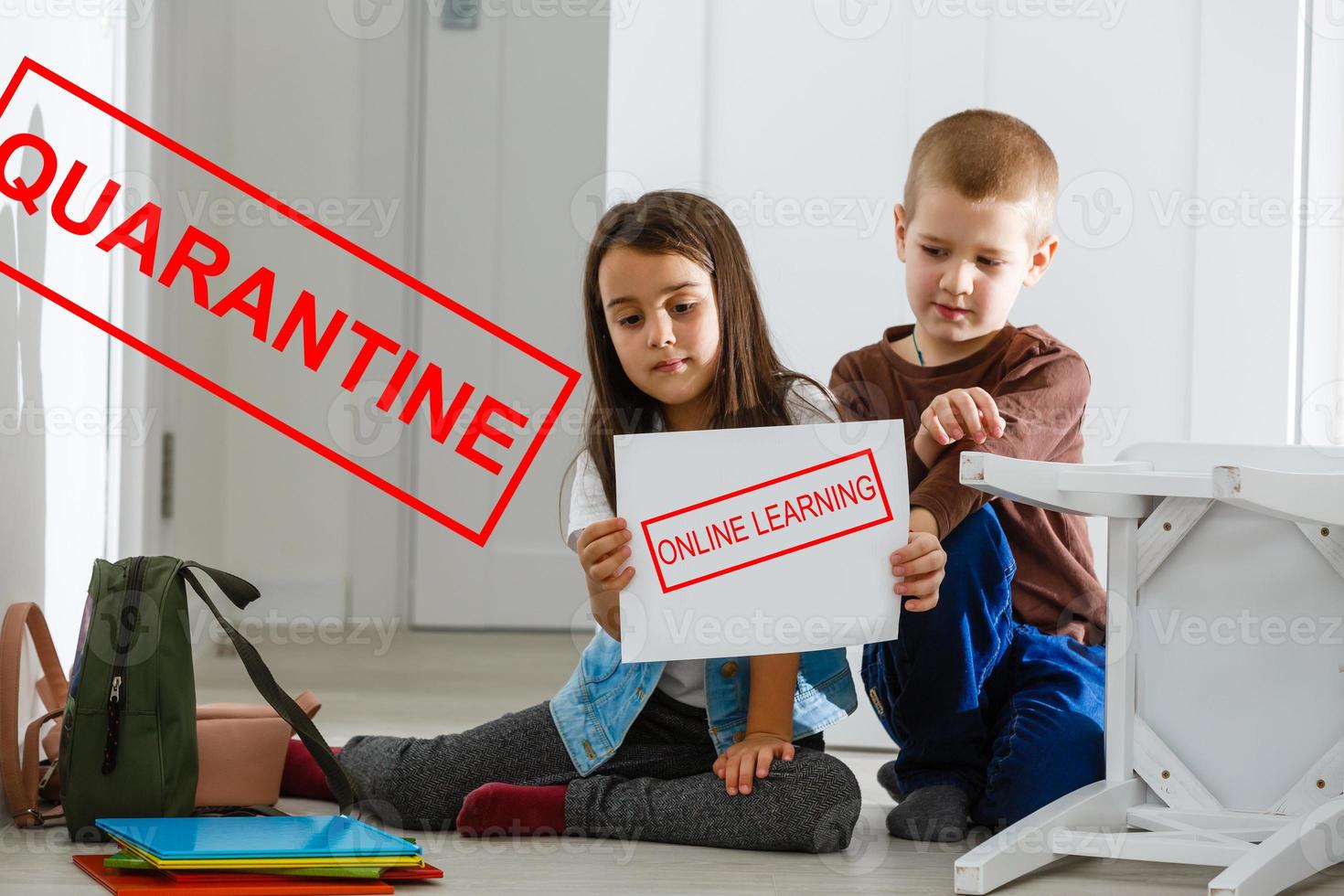 twee kinderen zijn zittend in een kamer, rood opschrift quarantaine, concept van quarantaine maatregelen gedurende de periode van de ziekte epidemie foto