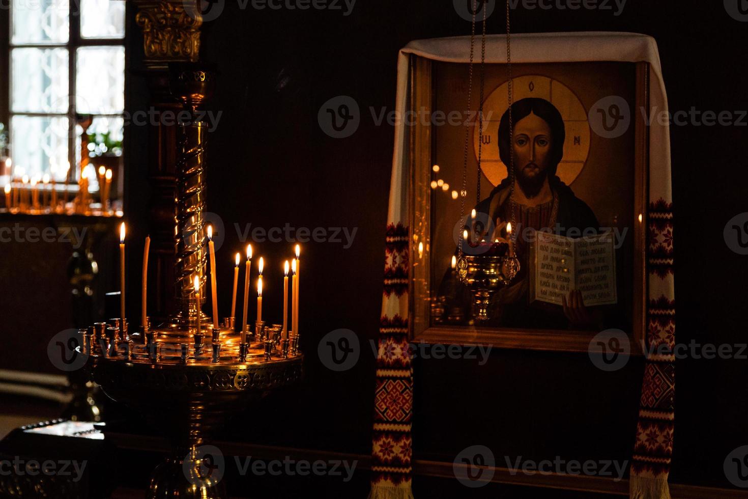 kerk kaarsen brandwond in een kandelaar tegen de backdrop van pictogrammen foto