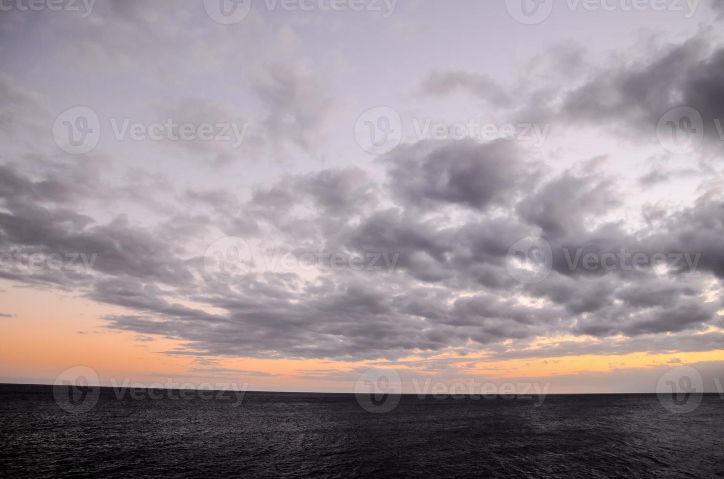 zonsondergang over de zee foto