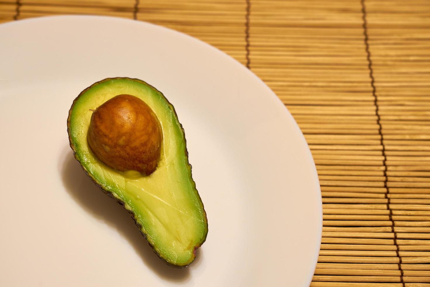verse rijpe avocado op een bord foto
