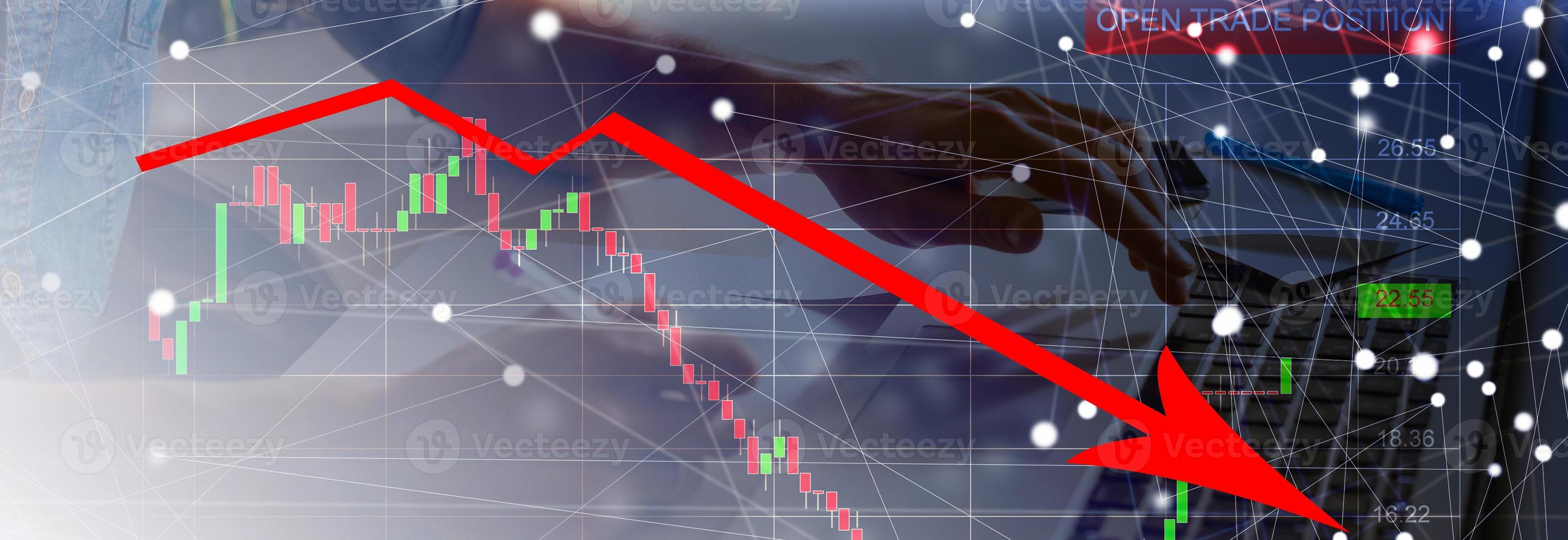 de economisch crisis van 2020. rood pijlen vallen naar de grond, wijzend op de economisch recessie dat zullen optreden in 2020. foto