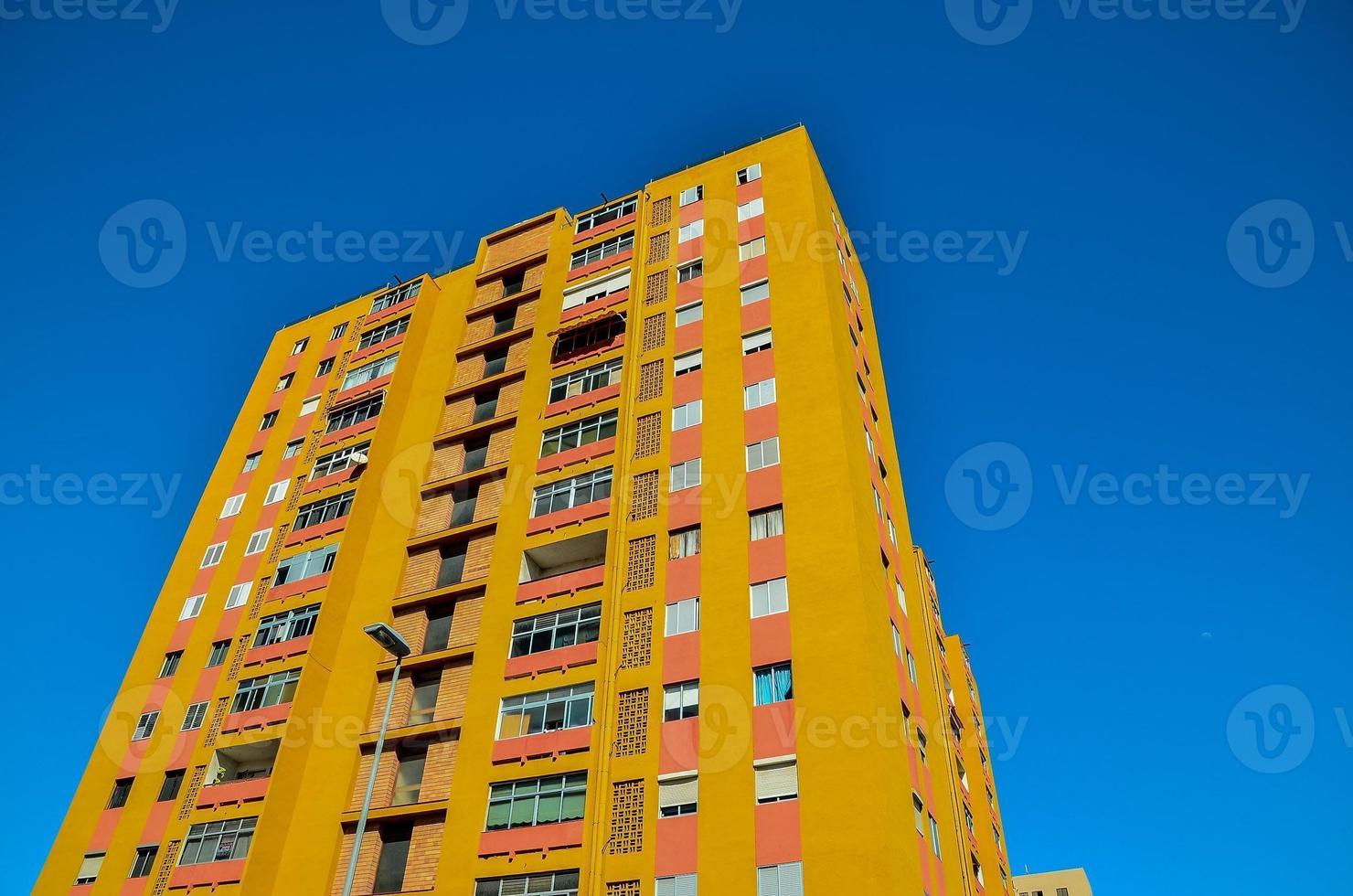 modern hoog stijgen appartement gebouw foto