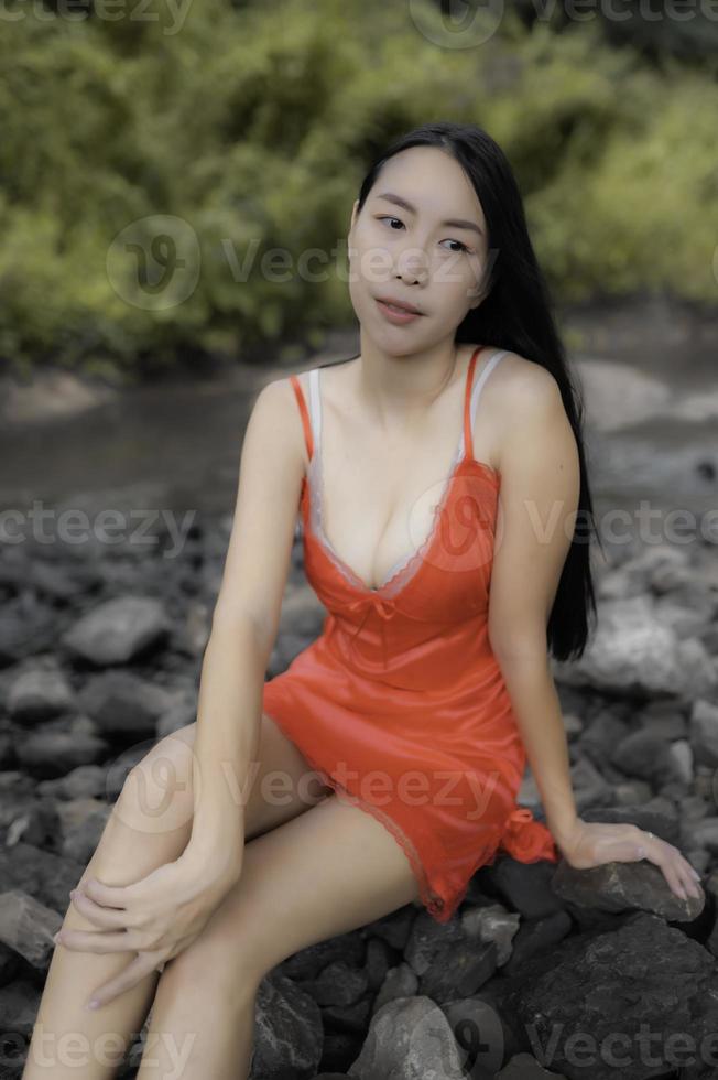 portret van sexy Aziatisch vrouw Bij de waterval, gevoel vers Bij de rivier, thais vrouw kom tot rust Bij tel foto