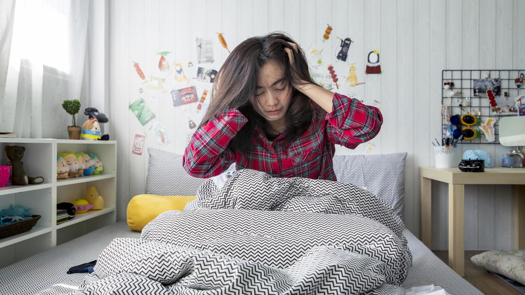 vrouw die vroeg opstaat foto