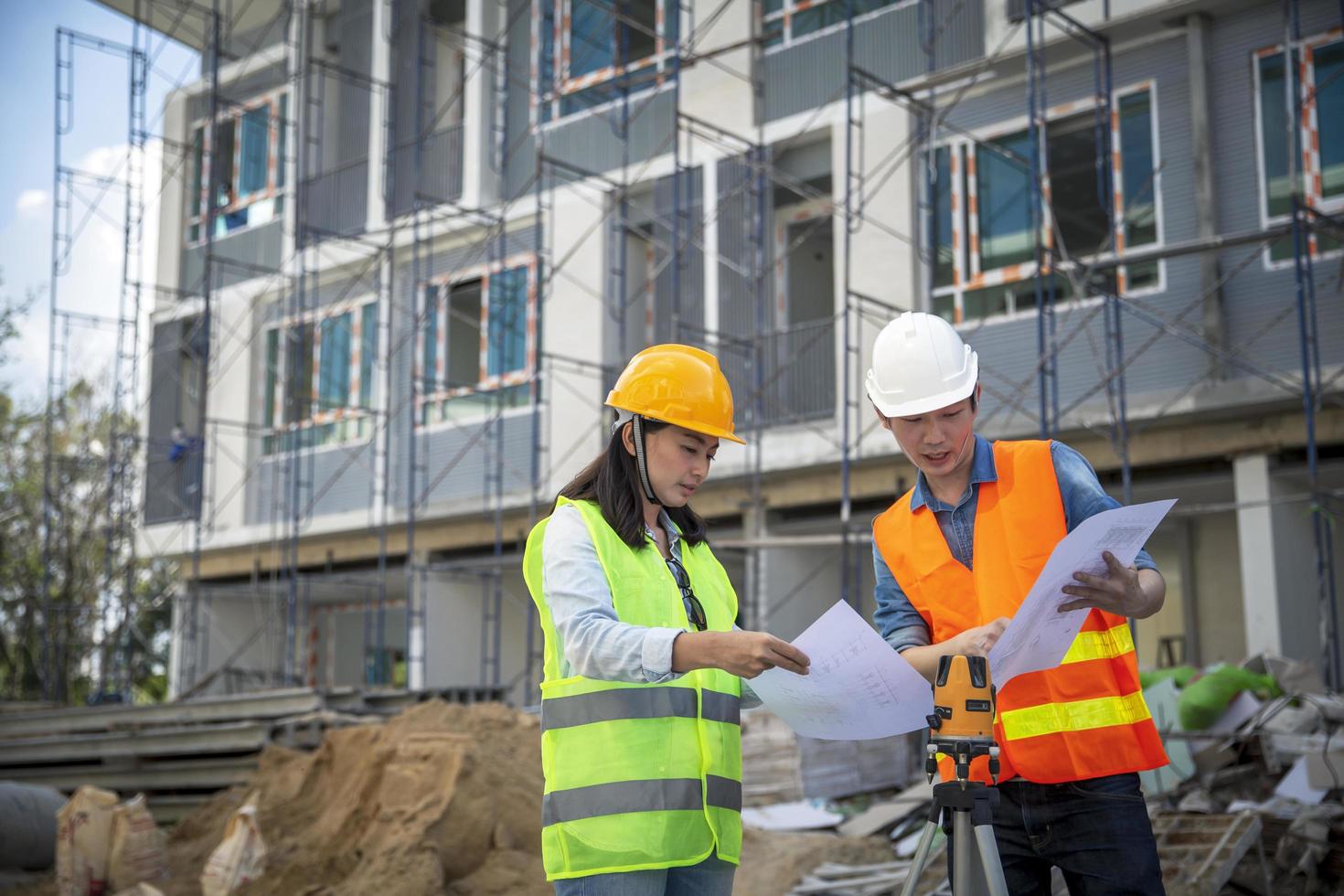 ingenieurs die een bouwplaats plannen foto