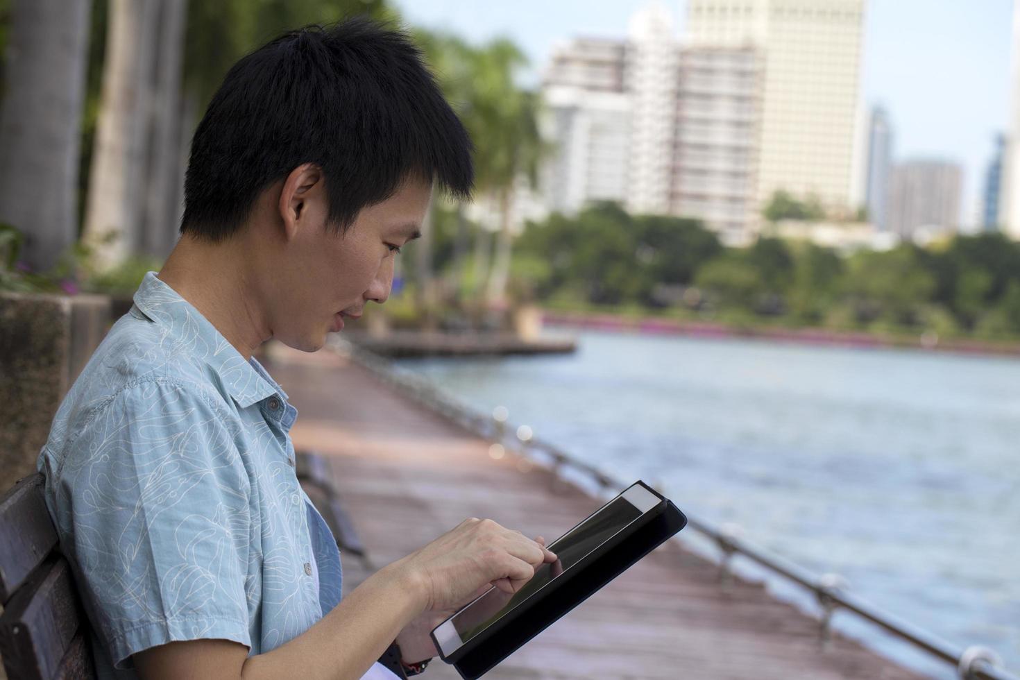 man met behulp van een tablet buiten foto