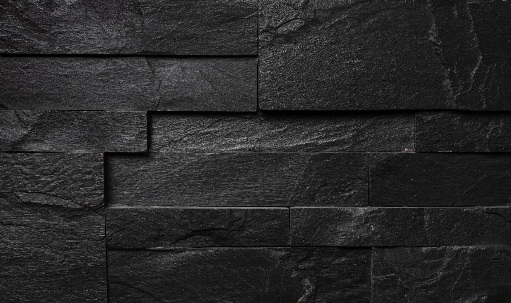 zwartgeblakerde bakstenen muur, industriële textuur foto