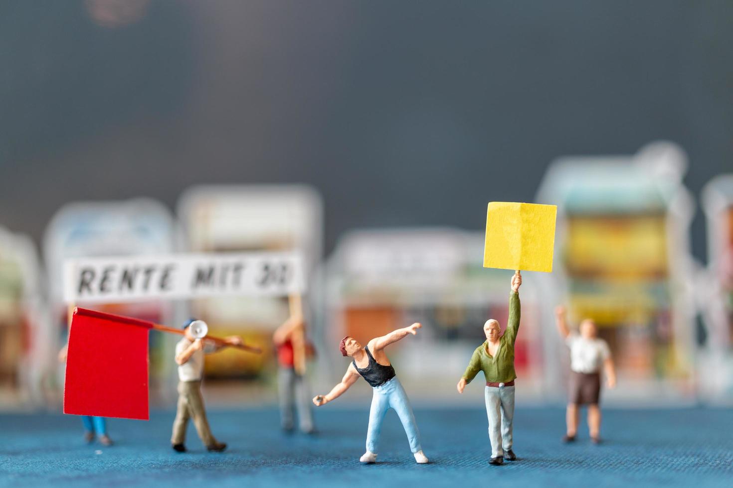 miniatuurmensen, demonstranten die borden vasthouden, hun hand opsteken voor revolutie, protesteren tegen concept foto