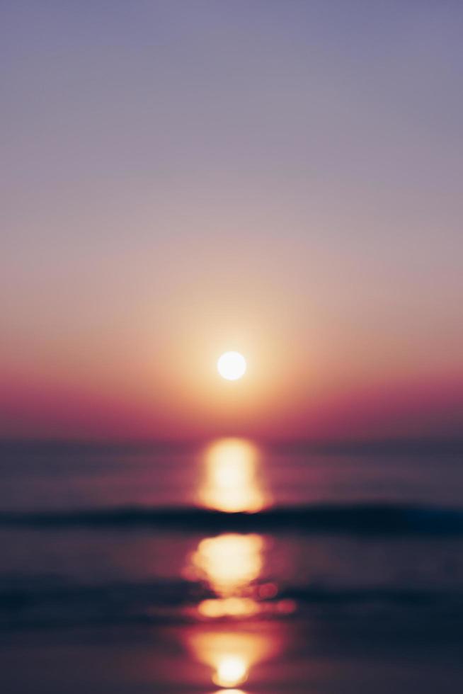 tropische natuur schoon strand zonsondergang hemel tijd met zonlicht foto