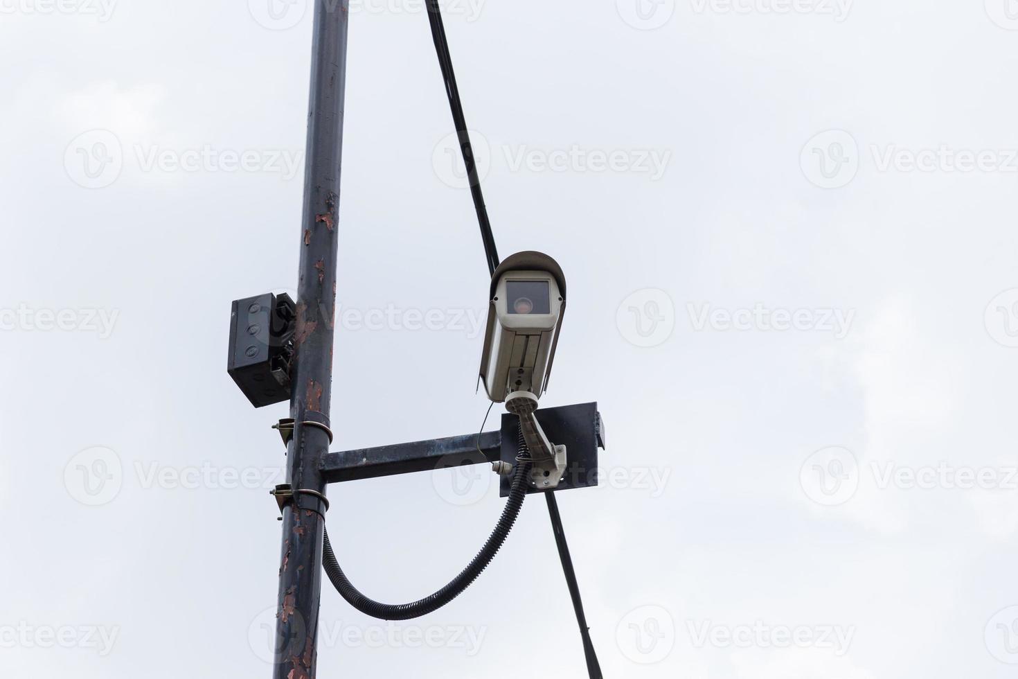 cctv-camerasysteem geïnstalleerd op een kruispunt foto