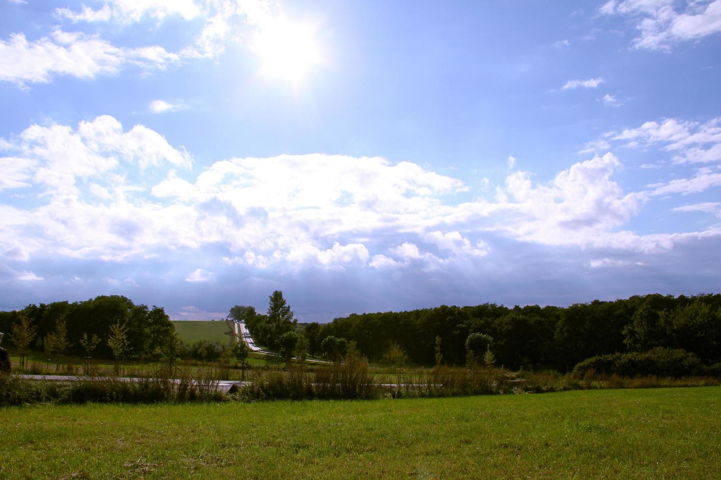 open veld met blauwe lucht foto