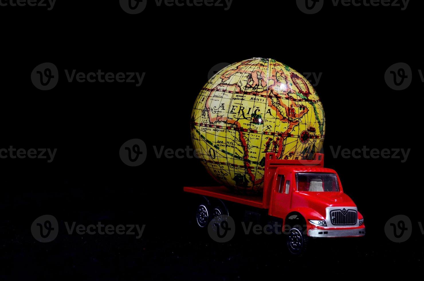 speelgoed- vrachtauto met een wereldbol foto