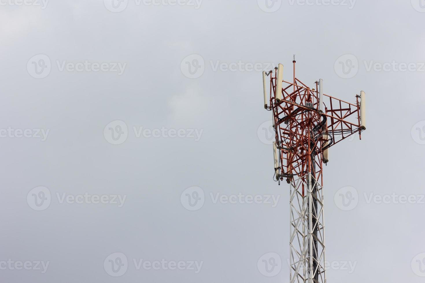 telecommunicatietoren op een bewolkte hemelachtergrond foto