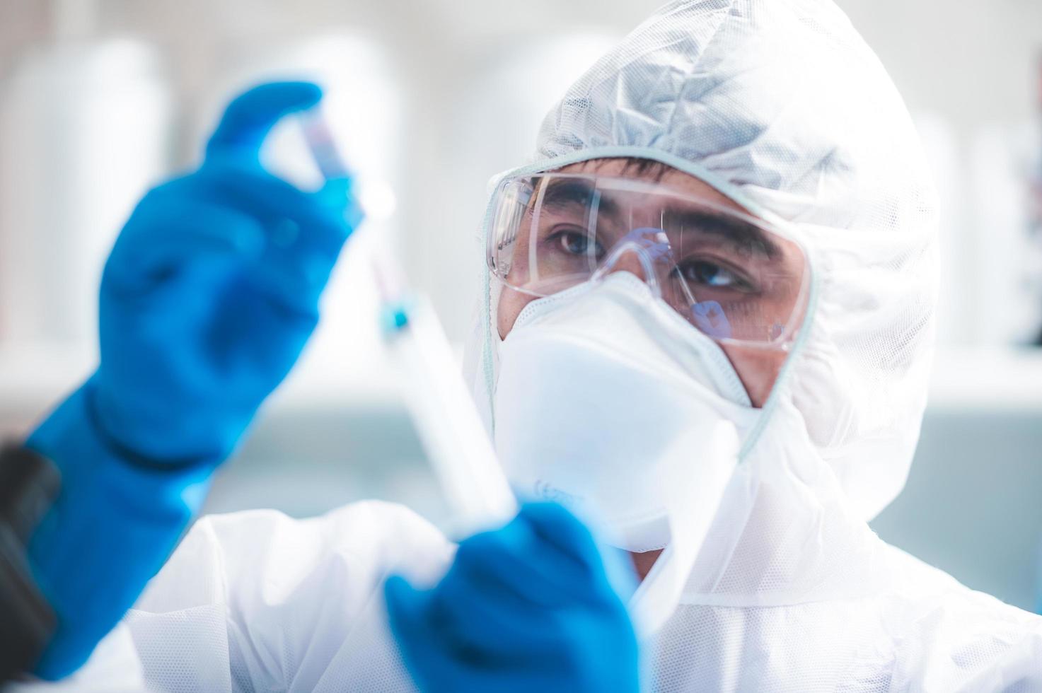 wetenschapper die een spuit met vreselijk vaccin houdt foto