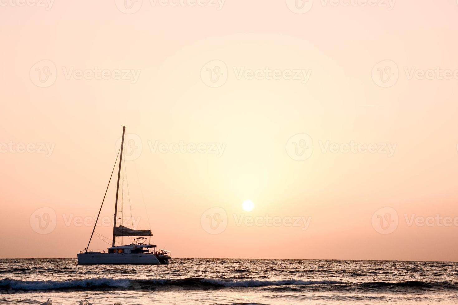 het zeilen jacht Bij zonsondergang foto