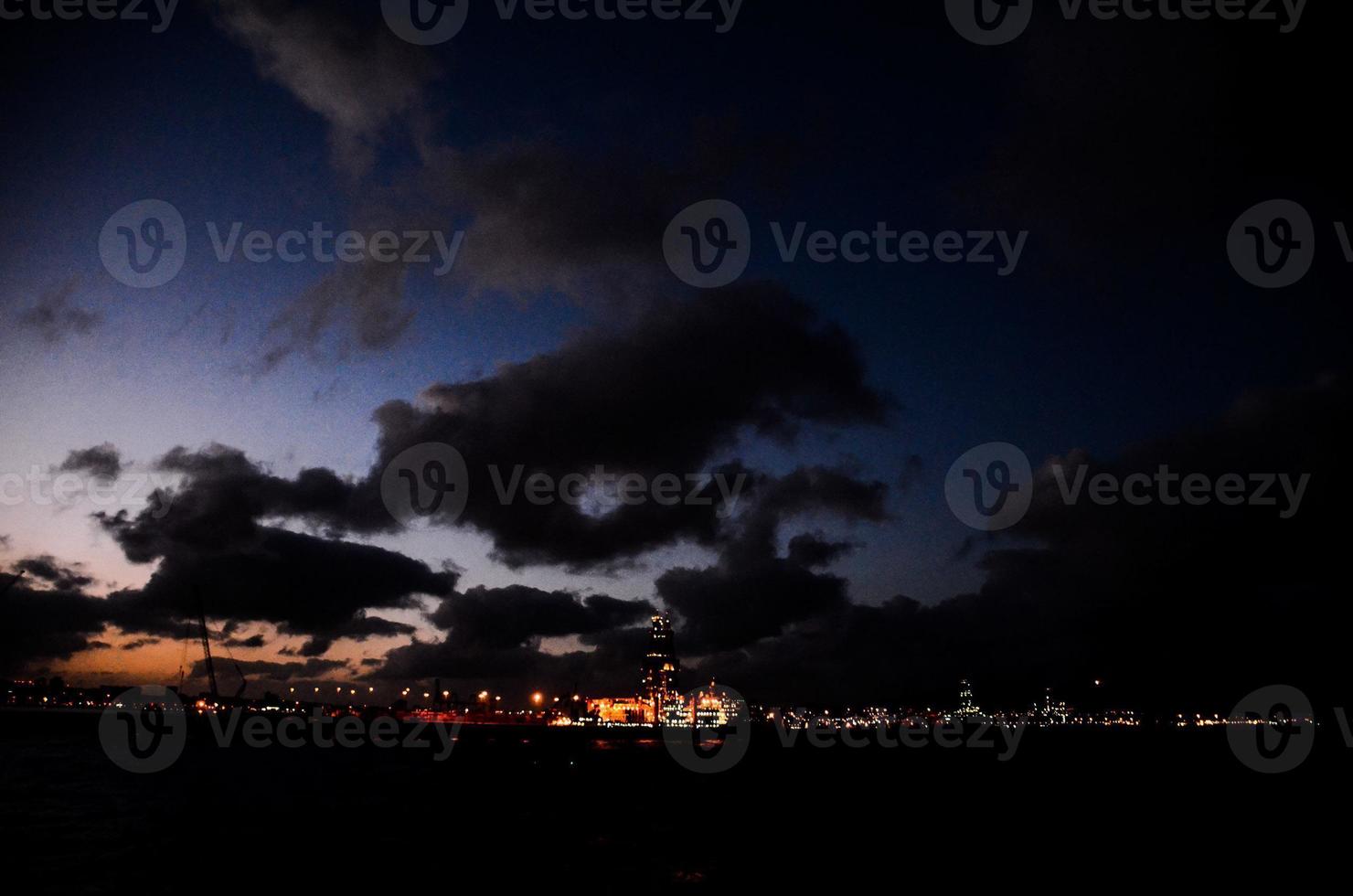 kleurrijk lucht Bij zonsondergang foto