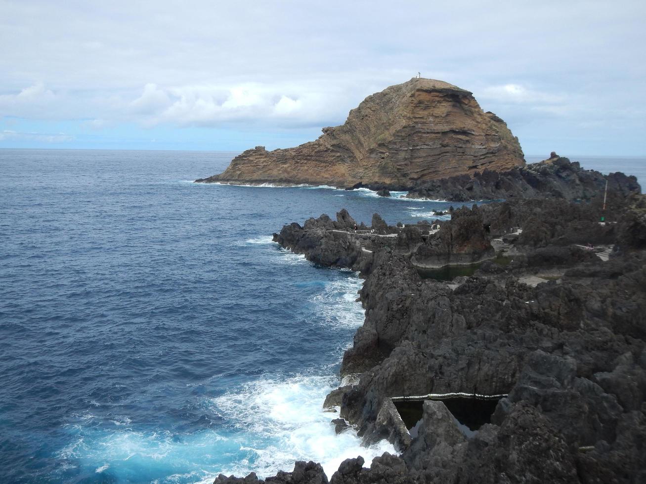 uitzicht op de kustlijn van Madeira foto