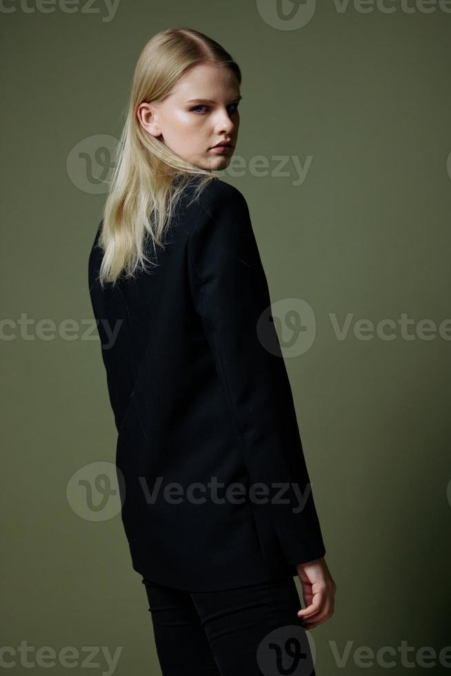 de blond poses met haar terug naar de camera. concept foto voor kleding merken. koel aanbod voor modieus pakken