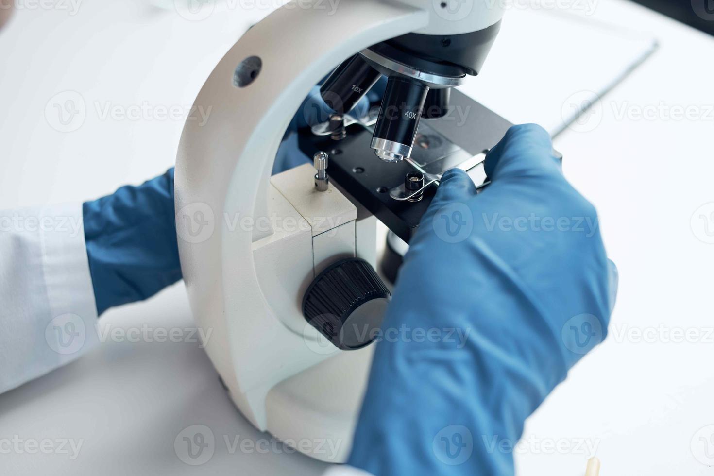 vrouw in laboratorium microscoop wetenschap Onderzoek analyse foto