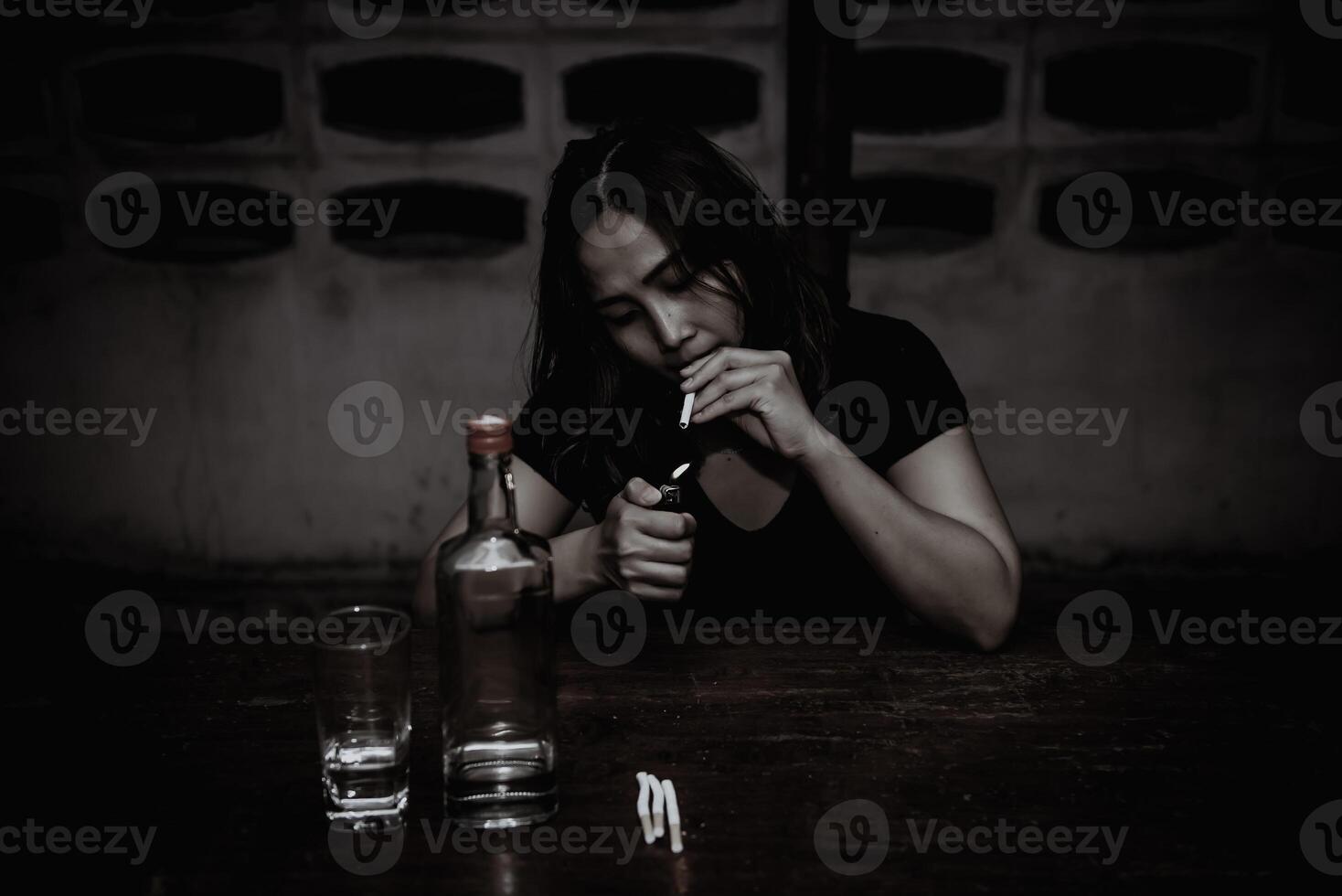 Aziatisch vrouw drinken wodka alleen Bij huis Aan nacht tijd, thailand mensen, spanning vrouw dronken concept foto