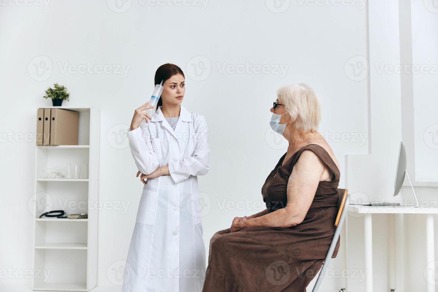 ziekenhuis verpleegster en geduldig injectiespuit injectie foto
