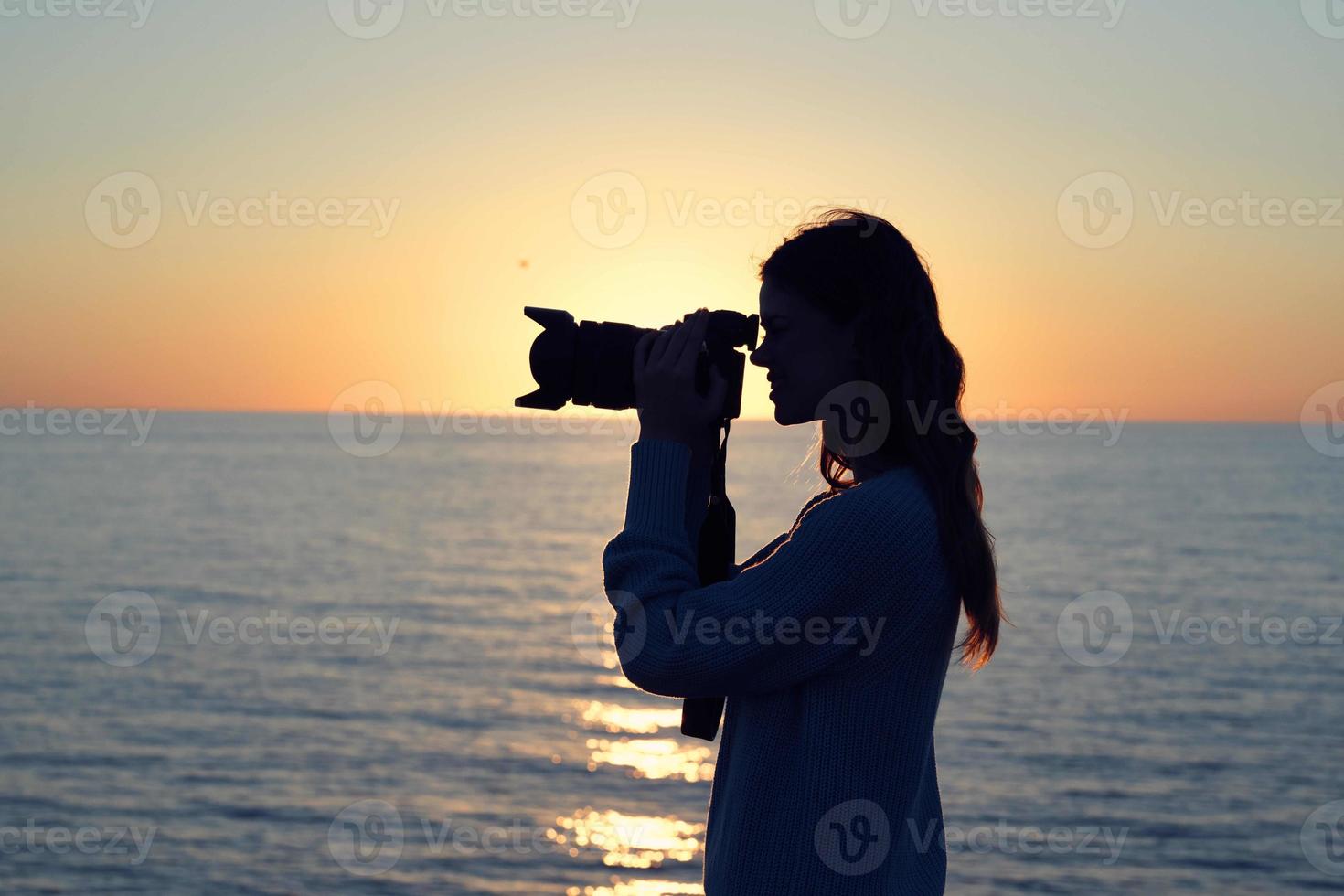 vrouw fotograaf buitenshuis zonsondergang vers lucht landschap foto