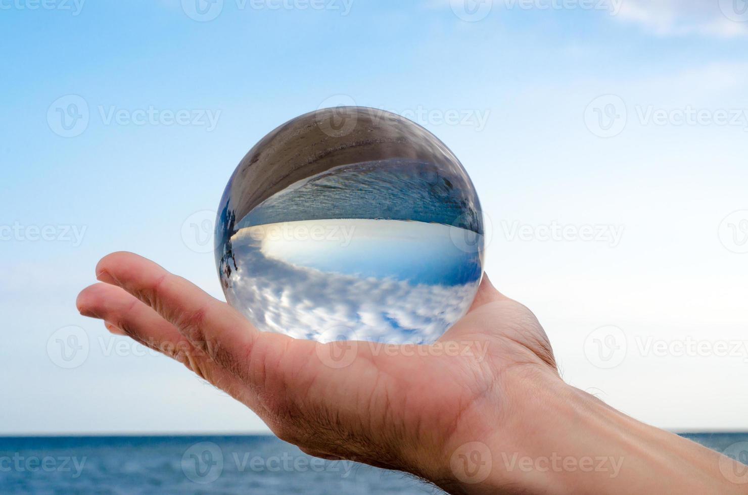 man met een glazen bol lens foto