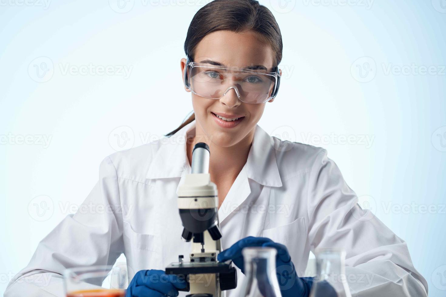 vrouw dokter laboratorium microscoop studie detailopname foto