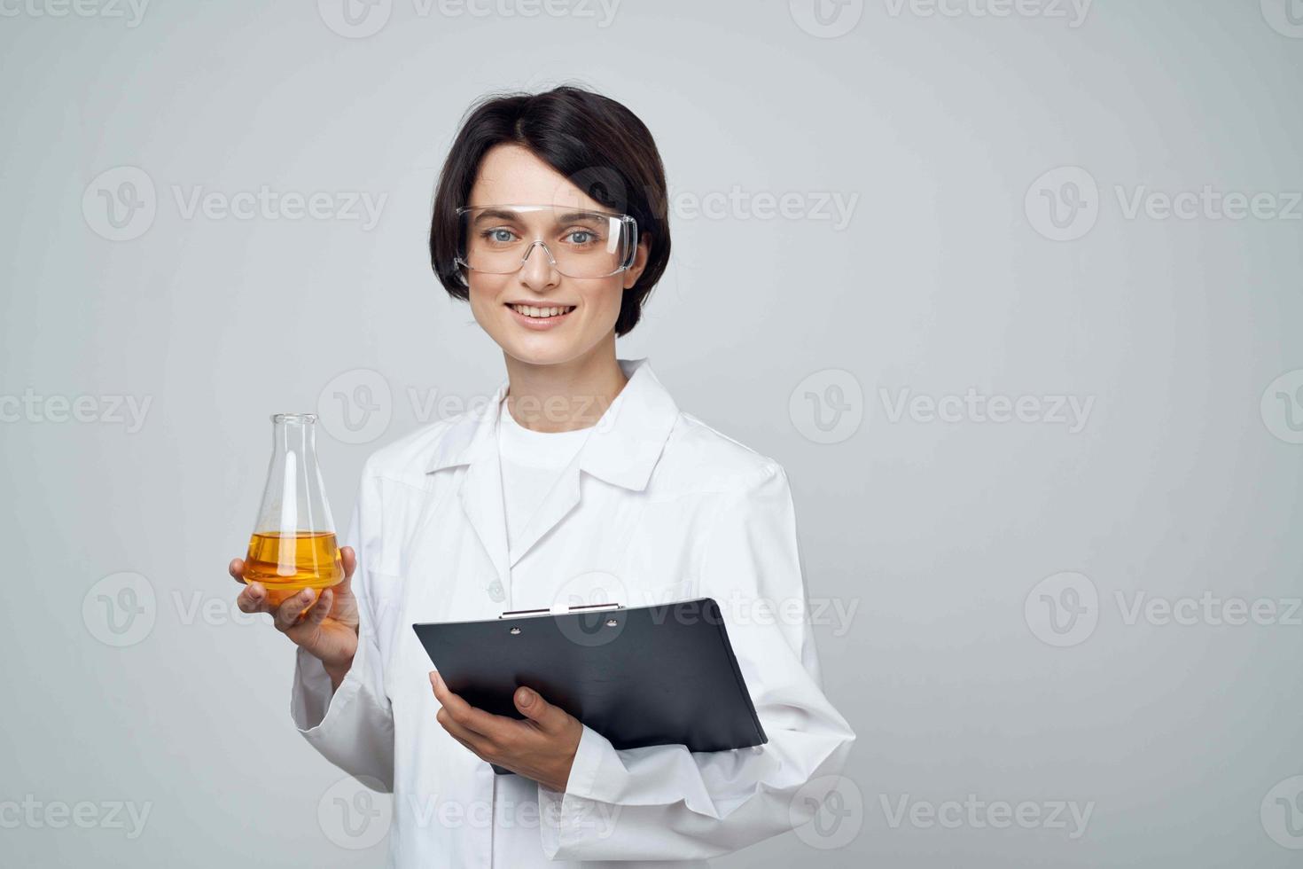 vrouw laboratorium assistent wetenschap chemisch oplossing Onderzoek technologie foto