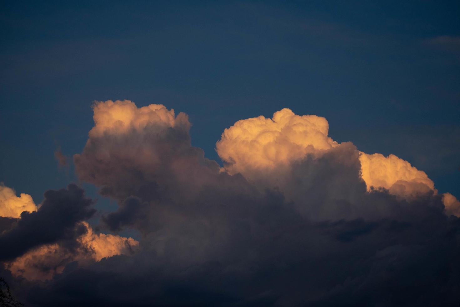 bewolkte zonsondergangavond foto