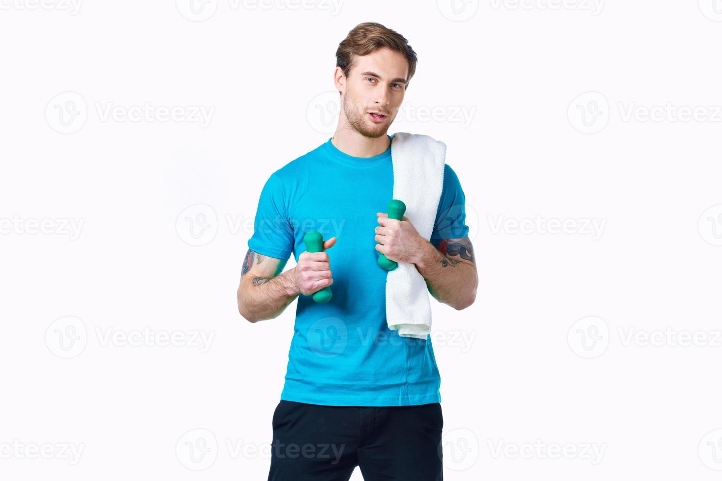 sportief Mens in blauw t-shirt handdoek Aan schouders training geschiktheid foto