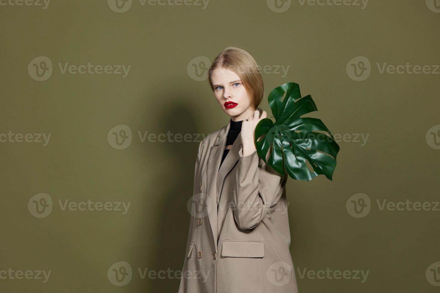 modieus vrouw groen palm blad jas helder bedenken studio model- ongewijzigd foto
