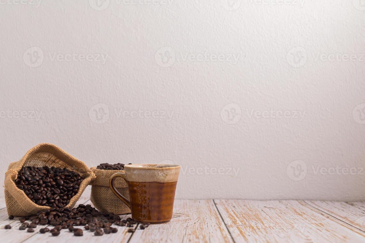 hou van koffie drinken, koffiemokken en koffiebonen foto