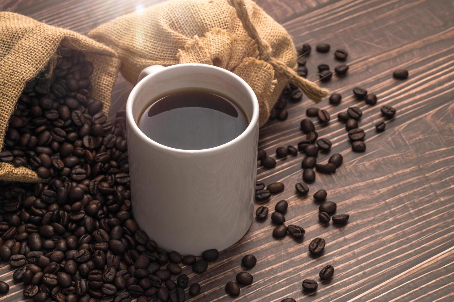 hou van het drinken van koffie, koffiemokken en koffiebonen op tafel foto