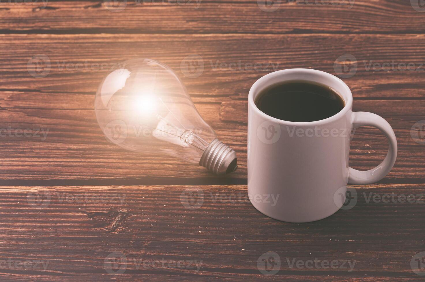 hou van koffie drinken, een koffiekopje en een gloeilamp die energie uitstraalt foto