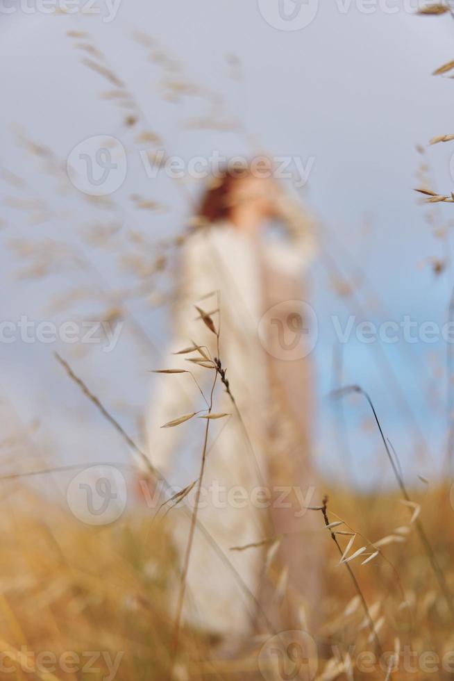 vrouw tarwe platteland landschap vrijheid eindeloos veld- foto