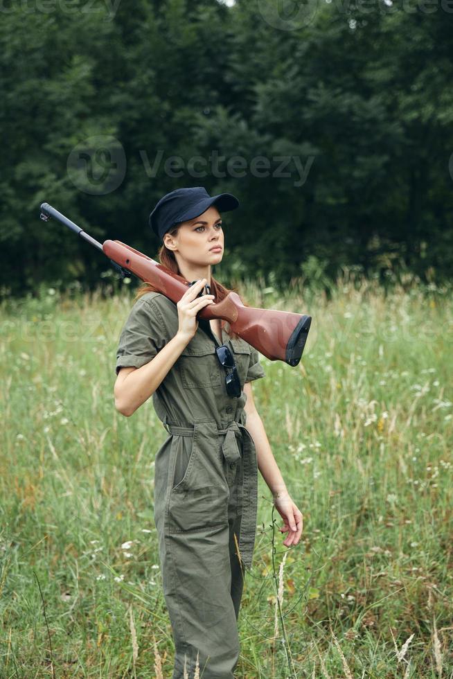 leger vrouw geweer Aan schouder jacht- levensstijl groen bladeren foto